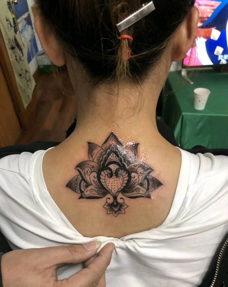 几何纹身图片_背部几何纹身图案