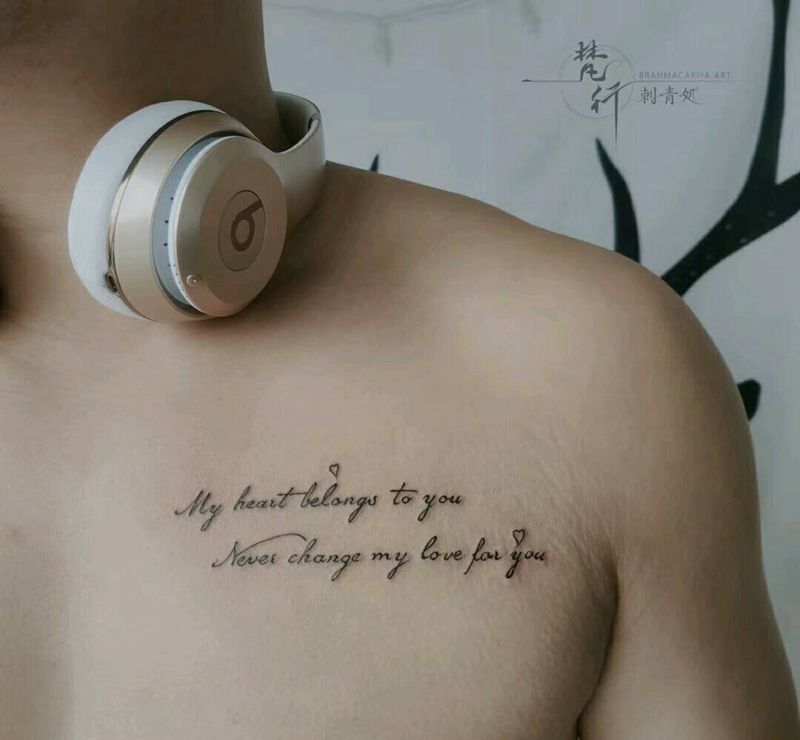 字母纹身图片_胸部老传统字母纹身图案