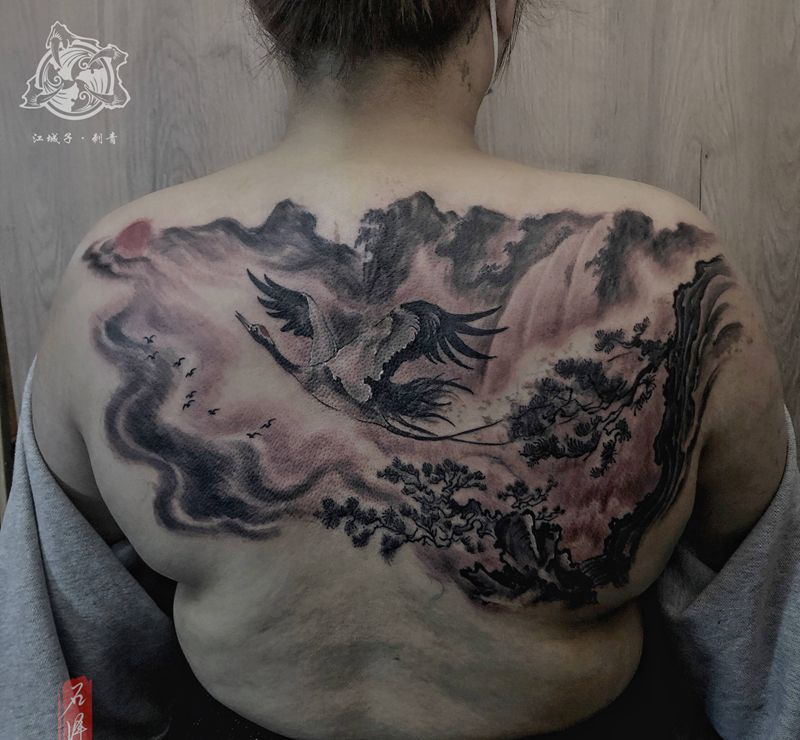 观瀑飞鹤图纹身图片_背部水墨新传统中国风仙鹤山水纹身图案