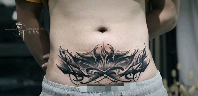 花体字遮盖纹身图片_腹部花体字遮盖花体字纹身图案