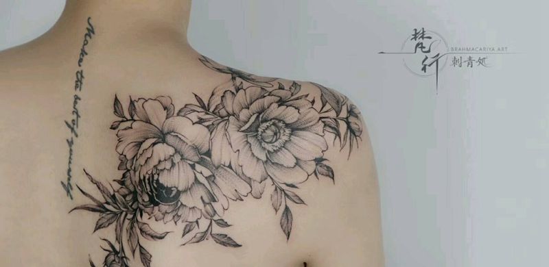 花纹身图片_背部新传统花纹身图案