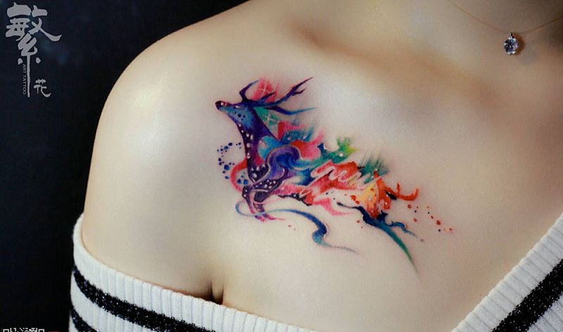 水彩·鹿纹身图片_肩部胸部清新动物水彩成品纹身图案