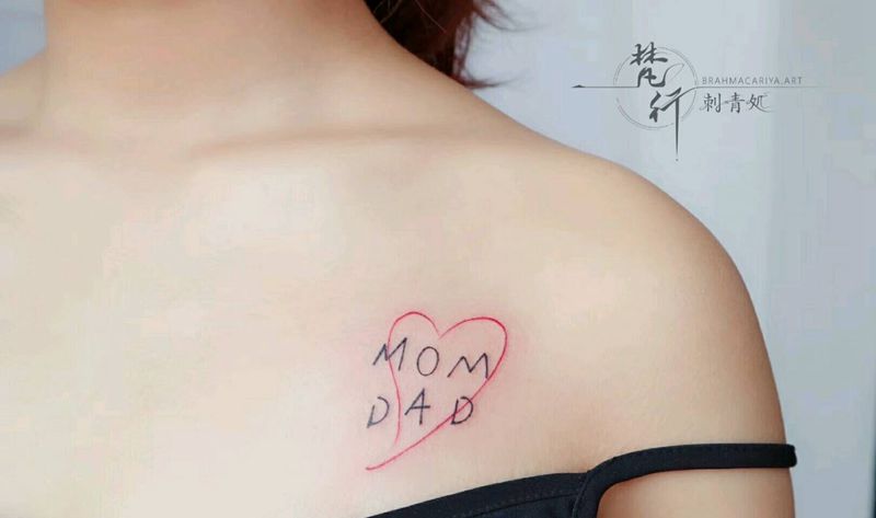 字母纹身图片_胸部花体字字母心纹身图案