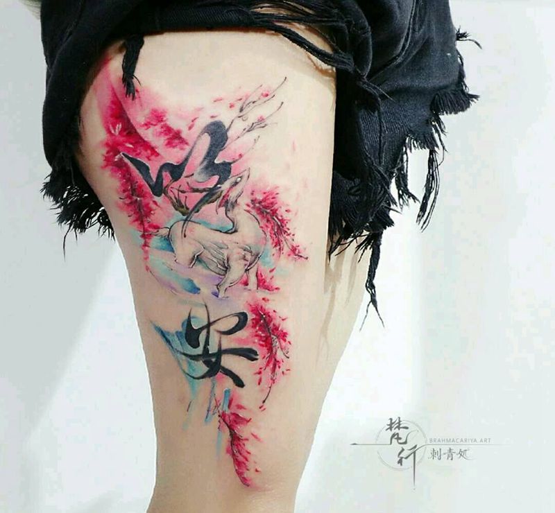 书法纹身图片_腿部新传统水彩鹿书法小花纹身图案