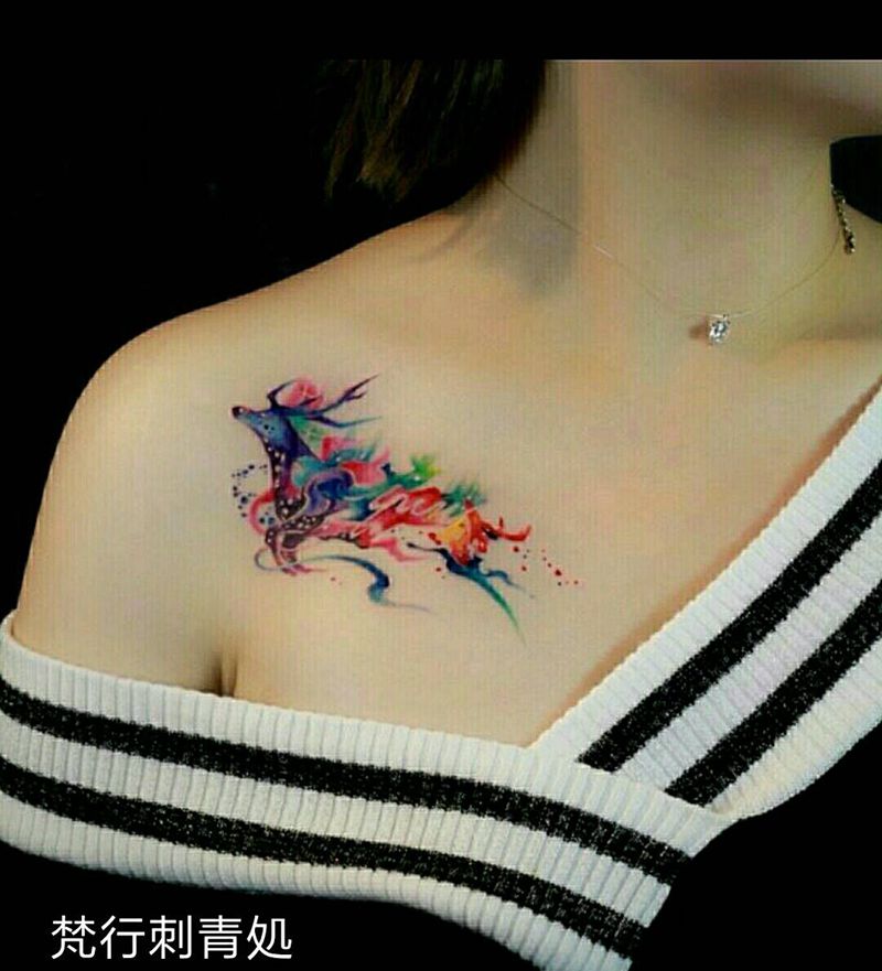 飞鹿纹身图片_胸部新传统水彩鹿纹身图案