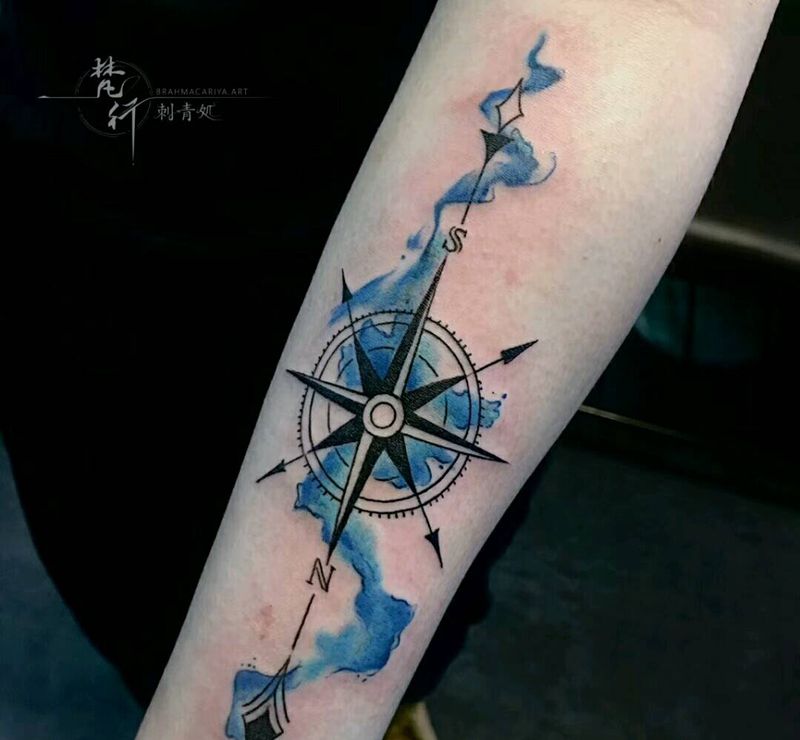 指南针纹身图片_手臂新传统水彩指南针纹身图案