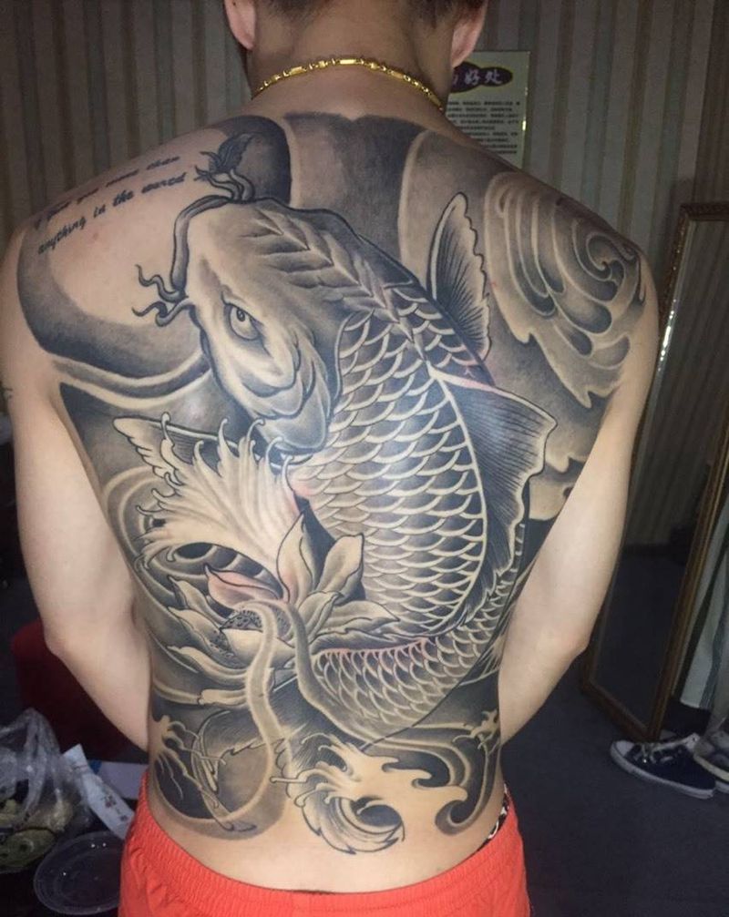 满背鲤鱼纹身图片