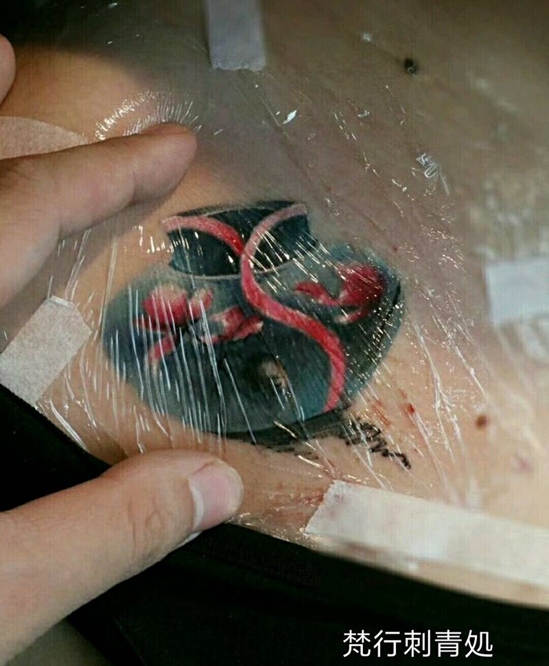 旗袍纹身图片_肩部新传统旗袍纹身图案