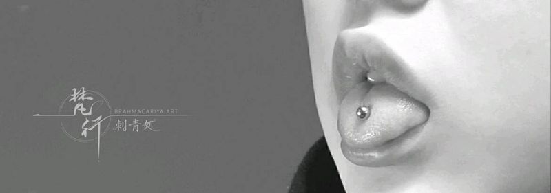 穿珠纹身图片_新传统穿珠纹身图案