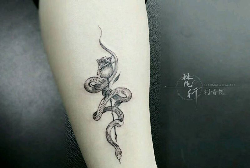 蛇纹身图片_手臂水墨蛇纹身图案