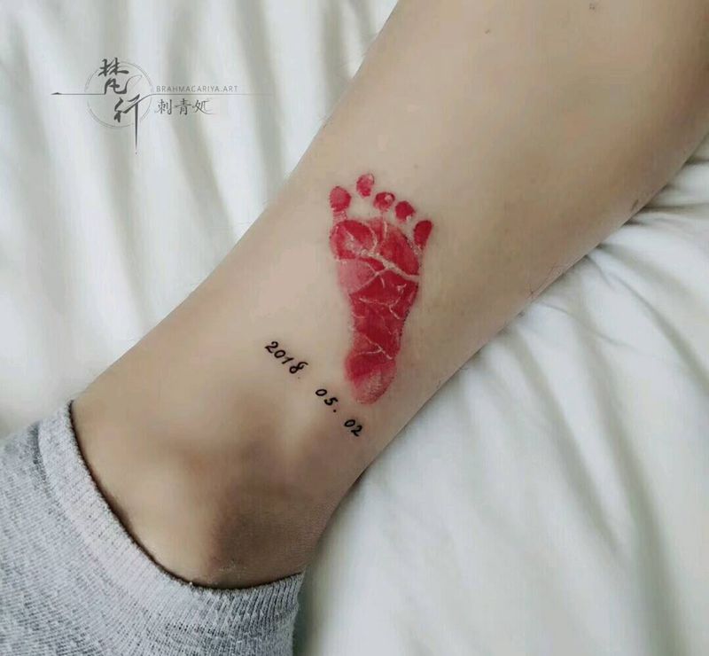 脚印纹身图片_腿部新传统水彩脚印纹身图案