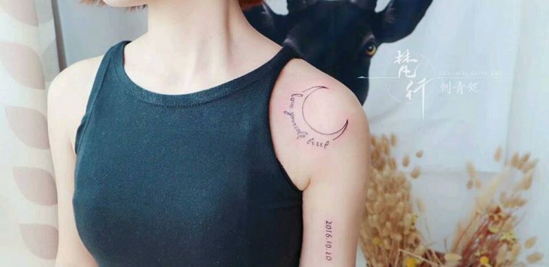小清新纹身图片_肩部新传统字母纹身图案