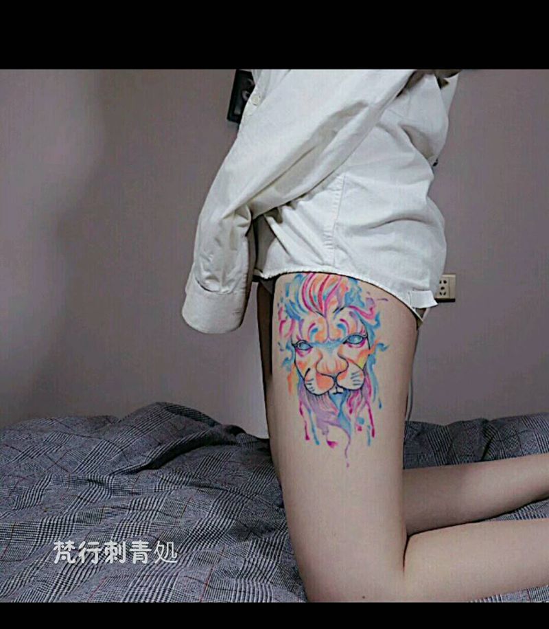狮子头纹身图片_腿部新传统水彩狮子头纹身图案