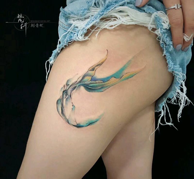 鱼尾纹身图片_腿部新传统水彩鱼尾浪花纹身图案