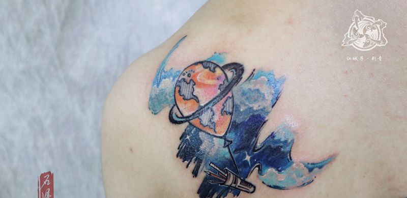 星空遮盖纹身图片_背部水彩热气球星空笔触纹身图案