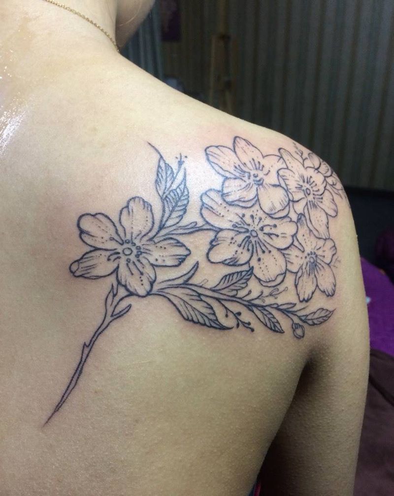 线条花肩纹身图片