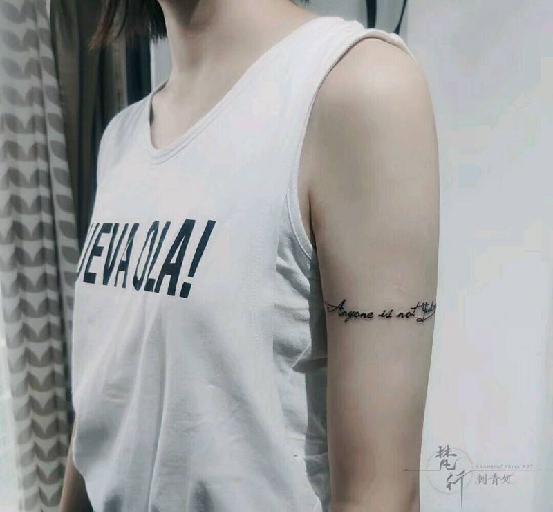 臂环纹身图片_手臂老传统臂环字母纹身图案