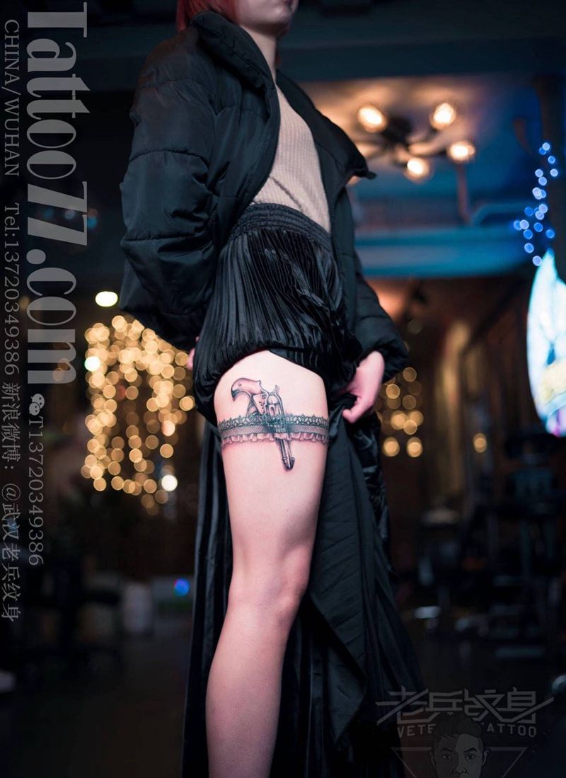 大腿蕾丝手枪纹身图片_成品腿部欧美写实原创静物纹身图案