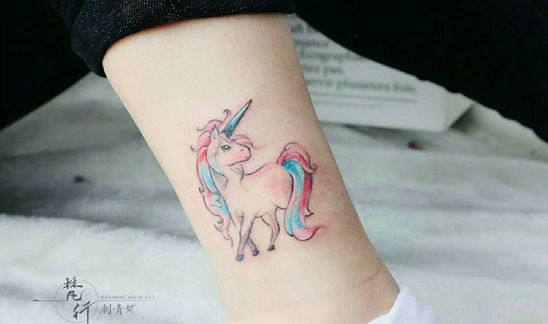 马纹身图片_腿部新传统水彩马纹身图案