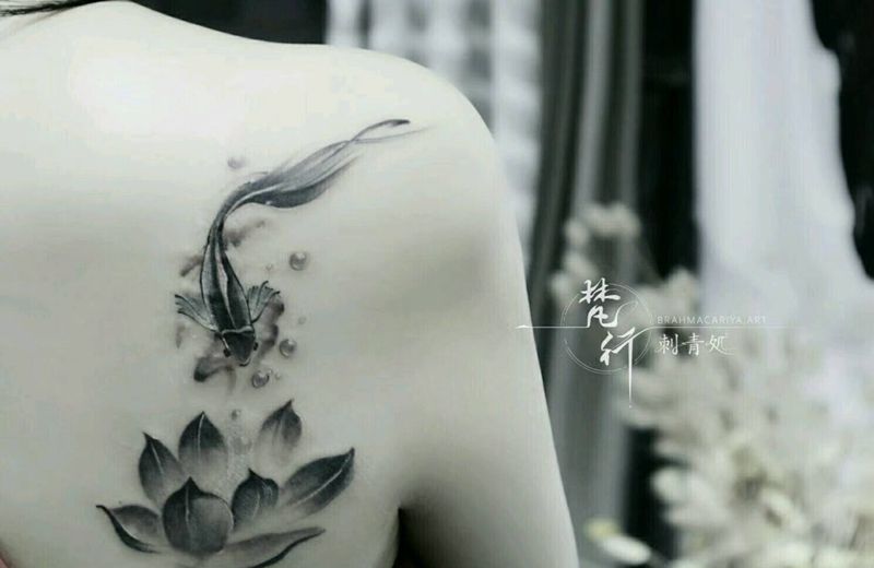 鱼纹身图片_背部新传统水墨鱼莲花纹身图案