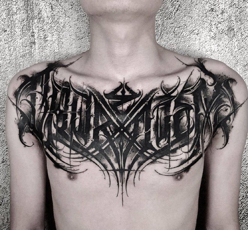 胸口帅气的花体字纹身作品纹身图片