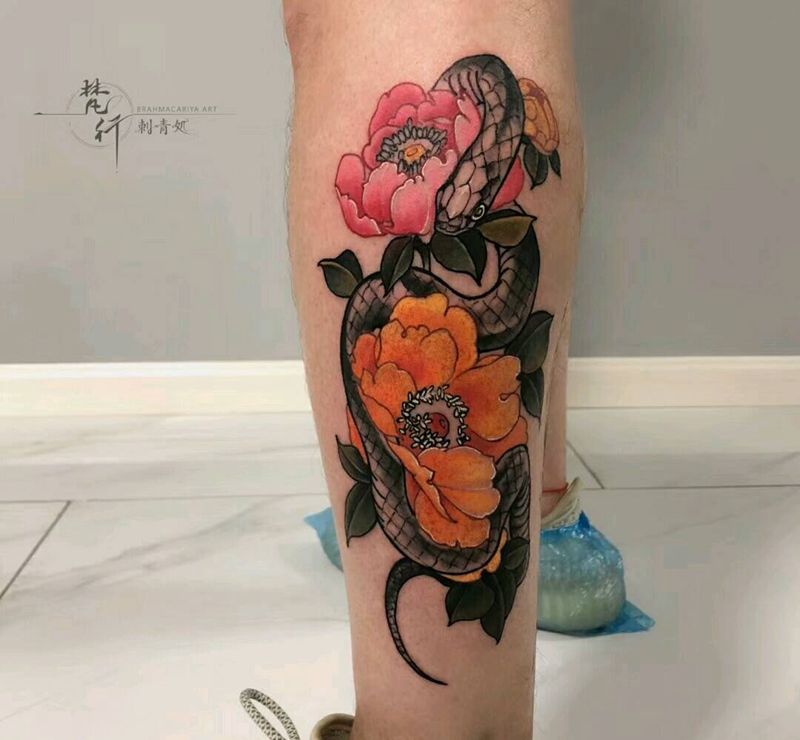 蛇恋花纹身图片_腿部老传统蛇花纹身图案
