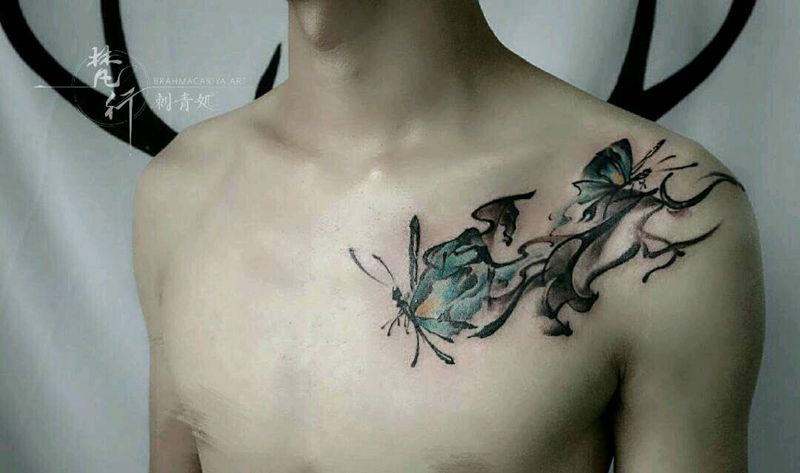 蝶纹身图片_胸部新传统蝴蝶纹身图案