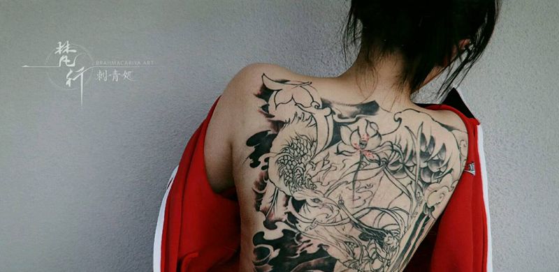 满背纹身图片_背部新传统水墨莲花凤凰纹身图案
