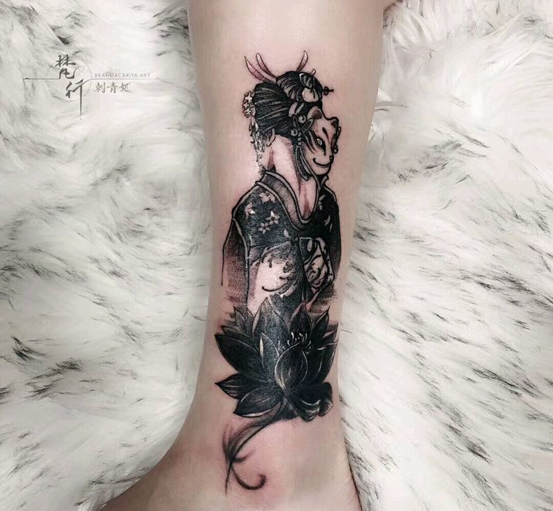 遮盖纹身图片_腿部新传统水墨荷花人物纹身图案
