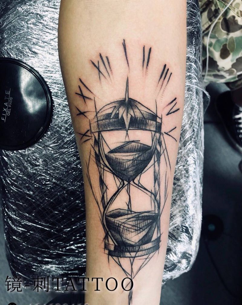 线条沙漏纹身图片