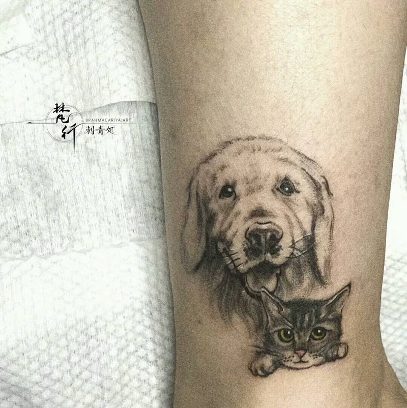 猫狗一家亲纹身图片_腿部新传统猫狗纹身图案