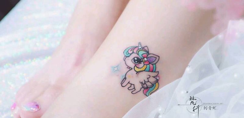 独角兽纹身图片_腿部水彩独角兽纹身图案