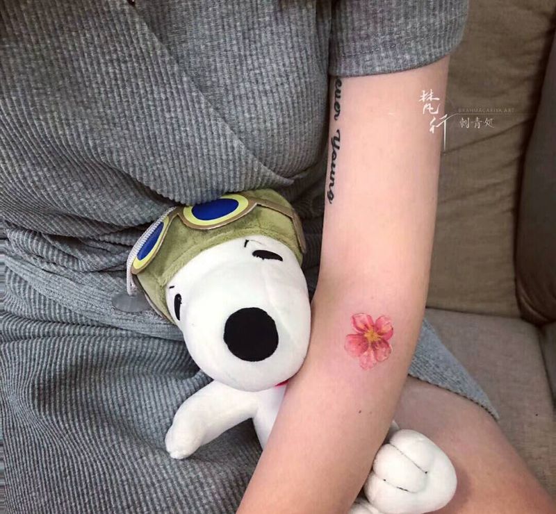 桃花纹身图片_手臂新传统水彩桃花纹身图案