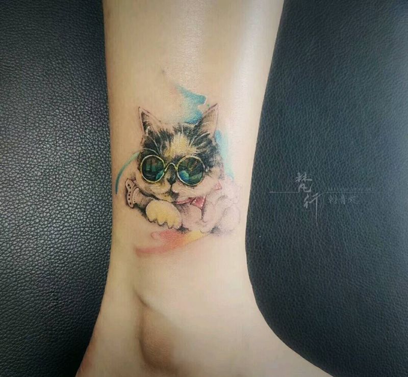 猫纹身图片_腿部新传统水彩猫纹身图案