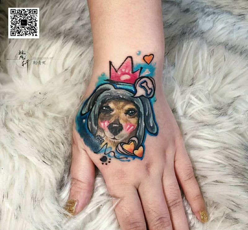 遮盖纹身图片_手部水彩New School狗纹身图案