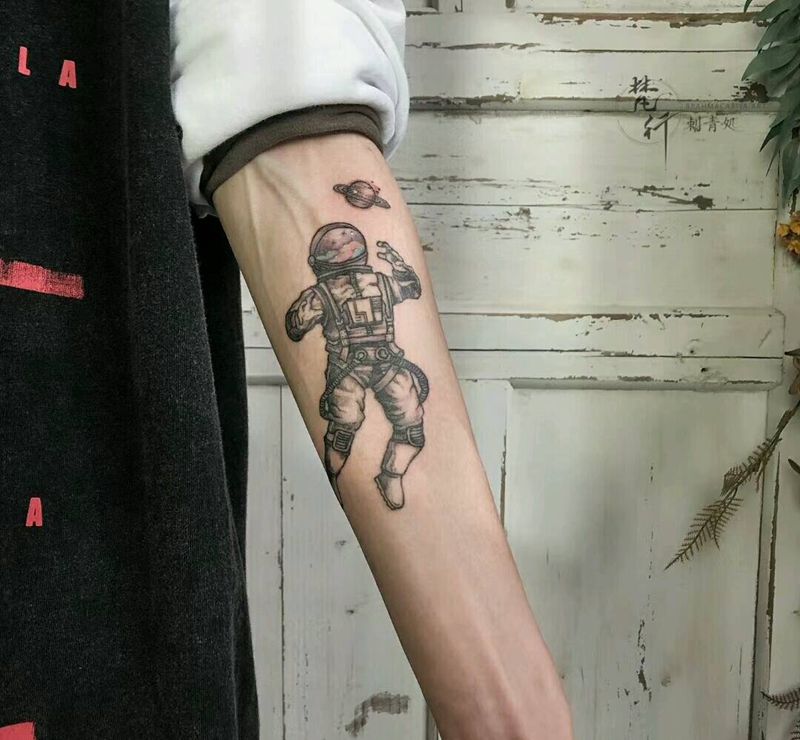 太空人纹身图片_手臂欧美写实太空人纹身图案
