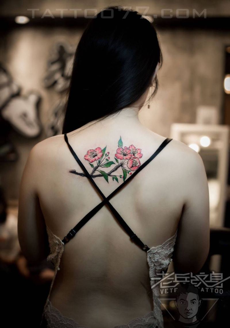 美女后背花卉纹身作品纹身图片_成品背部清新植物纹身图案