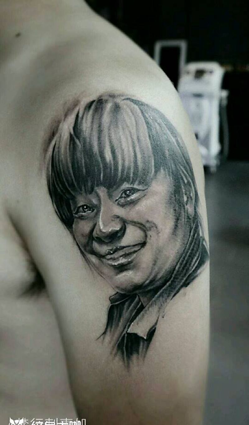 母亲纹身图片_肩部肖像写实纹身图案