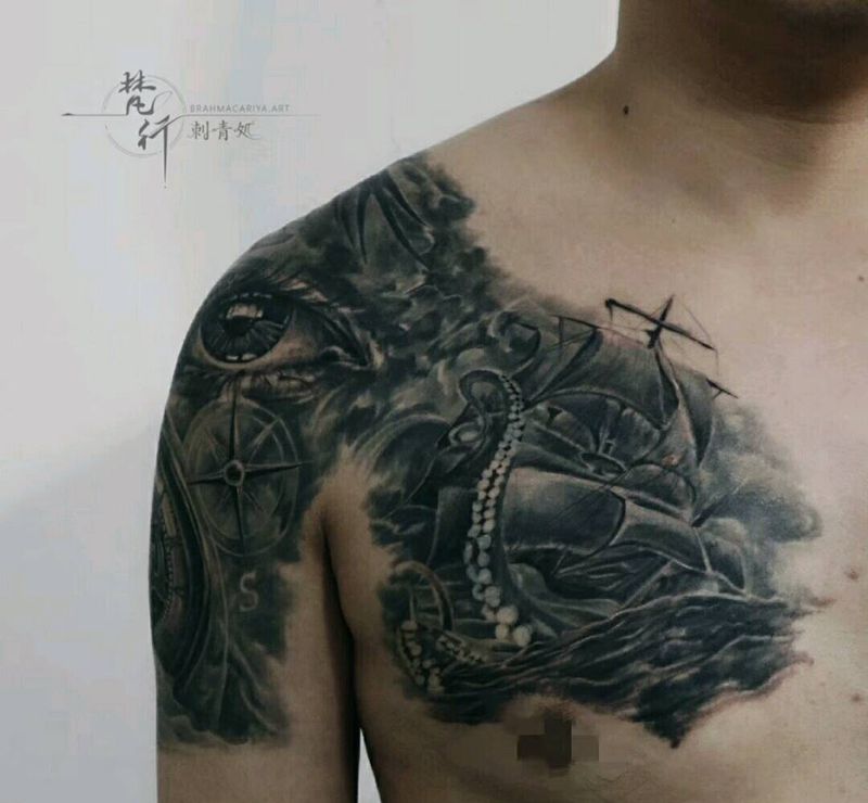 过肩龙遮盖纹身图片_肩部老传统罗盘眼睛翅膀纹身图案