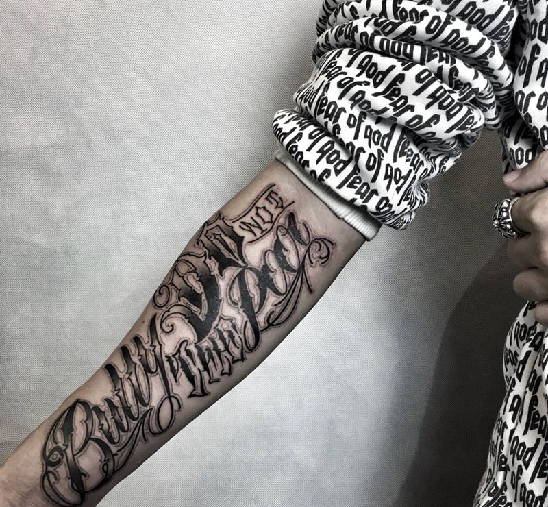 Chicano letter纹身图片_手部花体字chicano纹身图案