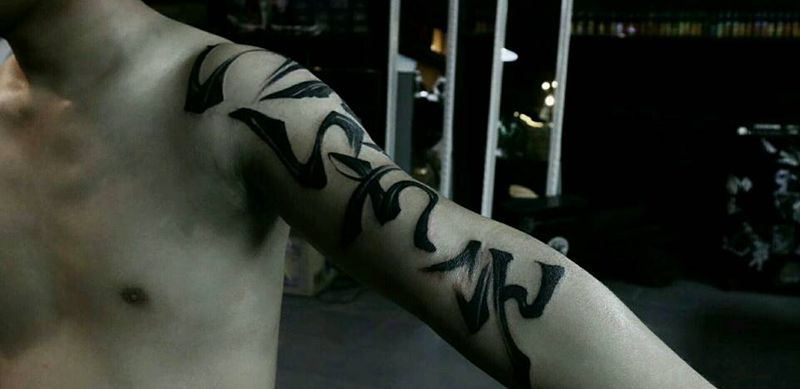 日文纹身图片_手臂水墨日文纹身图案