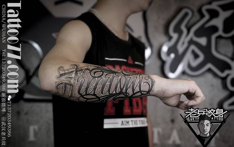 手部花体字纹身纹身图片_成品手部欧美字符纹身图案