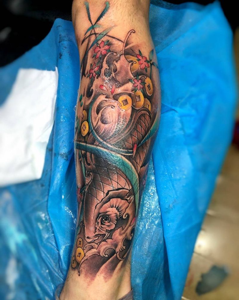 招财锦鲤纹身图片_脚部腿部新传统水墨鲤鱼锦鲤招财纹身图案