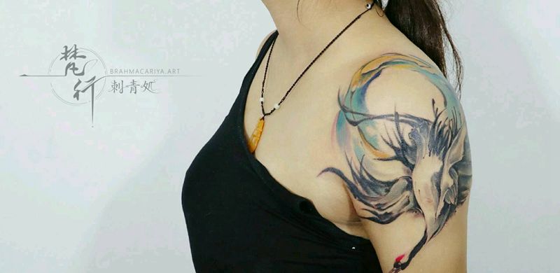 鹤纹身图片_手臂肩部新传统水墨鹤纹身图案