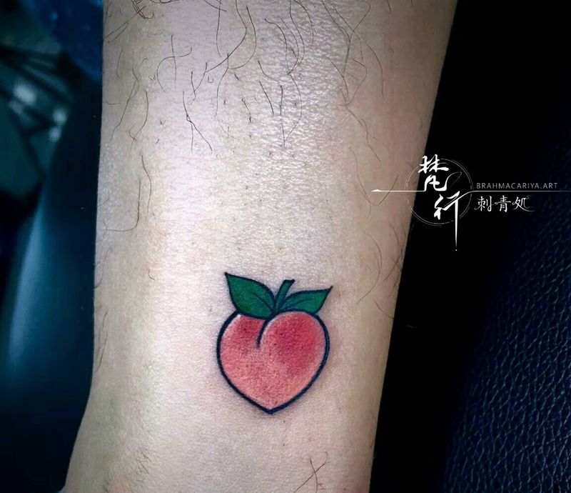 桃纹身图片_腿部老传统水彩桃纹身图案