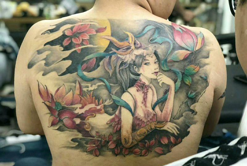 貂蝉纹身图片_背部新传统水彩貂蝉纹身图案