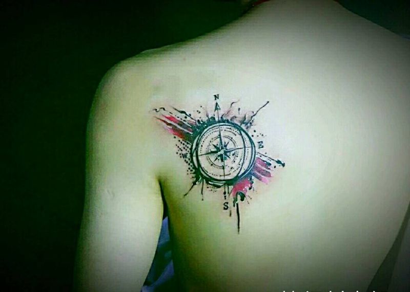 指南针纹身图片_背部新传统指南针纹身图案