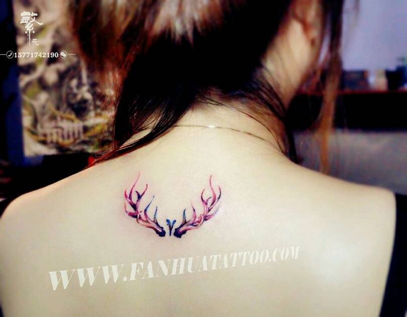 鹿角纹身图片_背部清新水彩成品纹身图案