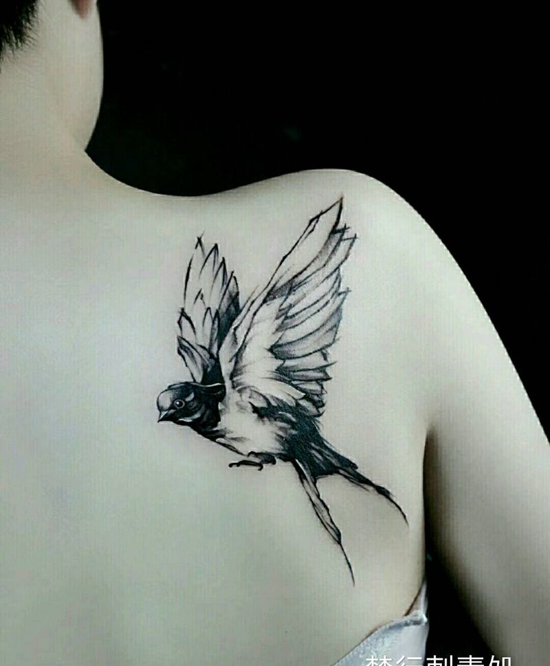 燕子纹身图片_背部老传统燕子纹身图案