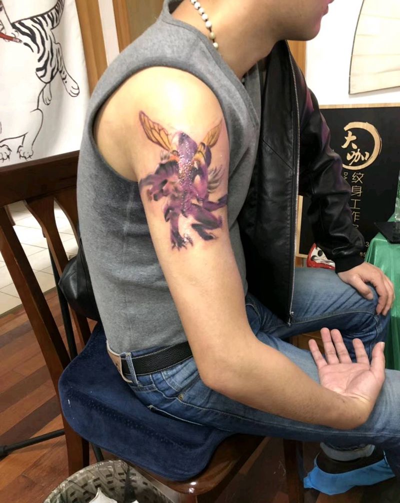彩色写实纹身图片_肩部欧美写实纹身图案